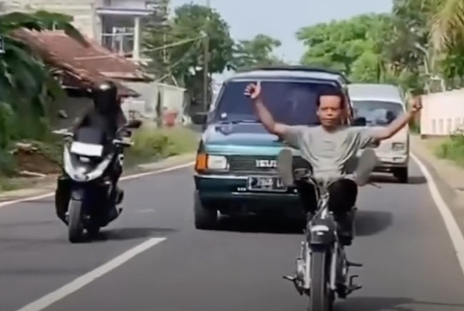 Pria Pamer Skill Mengendarai Motor Tanpa Gunakan Dua Tangan, Endingnya Nyungsep