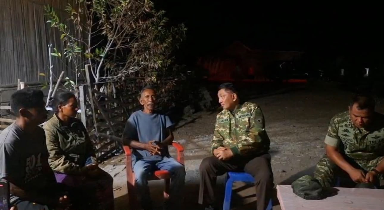 Di Tengah Malam, Menhan Sjafrie Duduk Bersama Keluarga Korban Gempa NTT Sampaikan Duka Cita Presiden