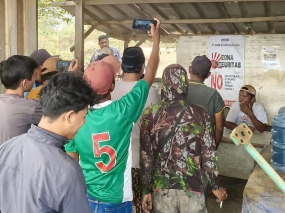 Dentuman Keras dan Rumah Retak, Warga Sumur Watu Geruduk Lokasi Tambang PT GAMA di Bojonegara