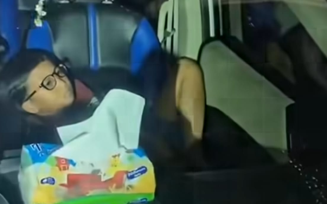 Viral Video Warga Bantu Bangunkan Anak Tertidur di Mobil Terkunci, Jadi Perhatian Publik