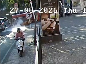Ngeri! Truk Damkar Terguling Gegara Tumpahan Solar di Kota Batu