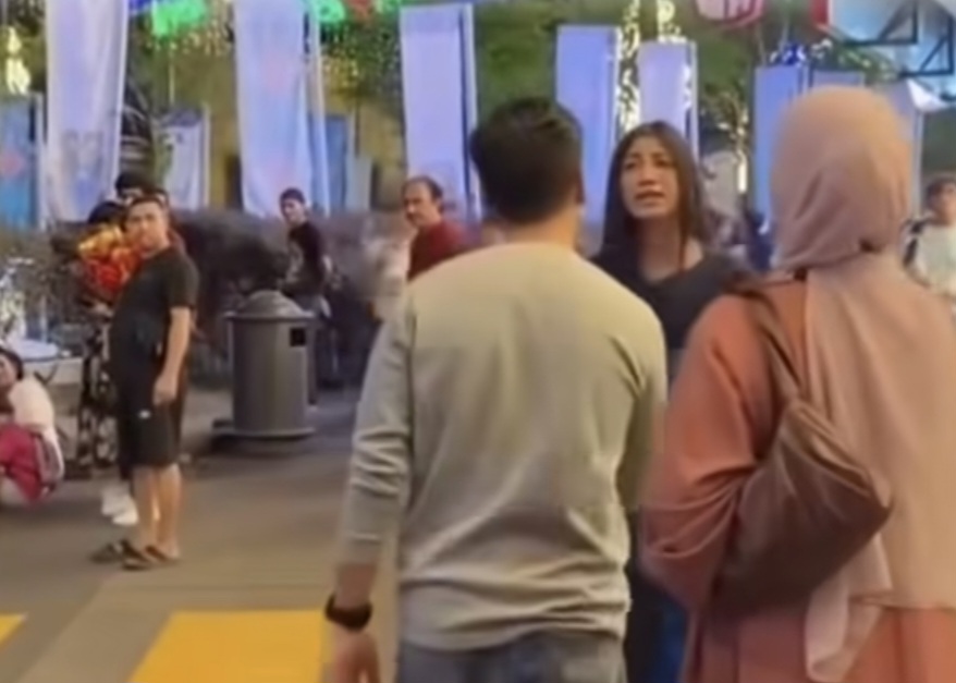 Suami Jalan Bareng Dengan Istri Pertama, Diduga Istri Kedua Tak Terima dan Ngamuk di Tempat Umum