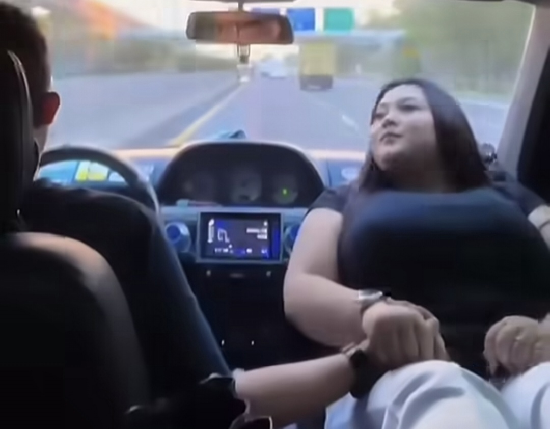 Viral Aksi Pengendara Ini Tuai Sorotan, Netizen: Belum Nabrak Airbag Udah Keluar