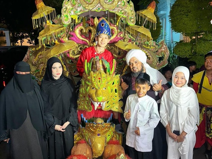 Willie Salim Khitan di Usia 24 Tahun, Diarak Keliling Pakai Tandu Sisingaan