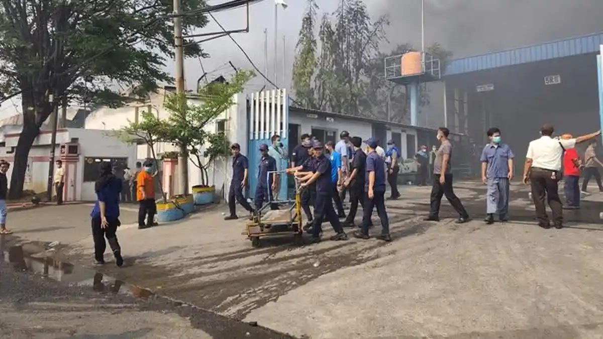 Kebakaran Pabrik Lampu di Tangerang, Ratusan Karyawan Panik