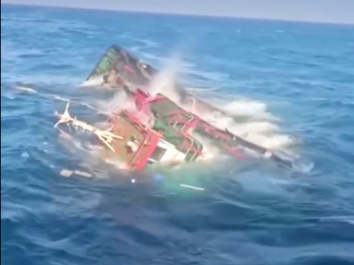 Dihantam Gelombang Tinggi, Tugboat Tenggelam di Perairan Bawean: 8 ABK Bertahan di Atas Tongkang yang Hanyut