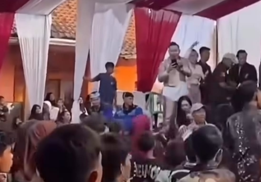 Viral Pagelaran Musik Diwarnai Aksi Kesurupan, Pergantian Lagu Jadi Sorotan