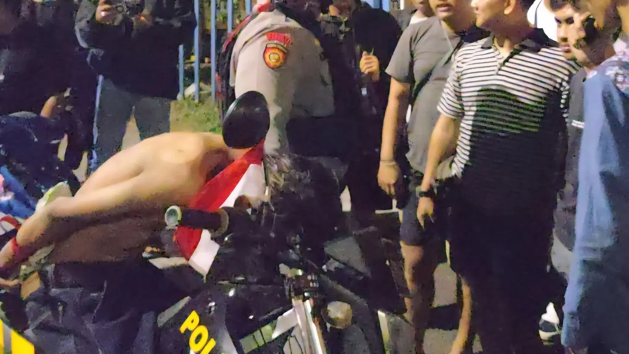 Kepergok Curi Motor di Margonda Depok, Pria Ini Jadi Bulan-bulanan Warga hingga Ditelanjangi