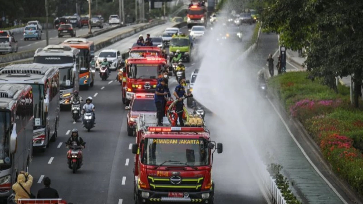 Debu Vulkanik Kepung Jakarta, Pemprov DKI Kerahkan Puluhan Damkar dan Water Mist