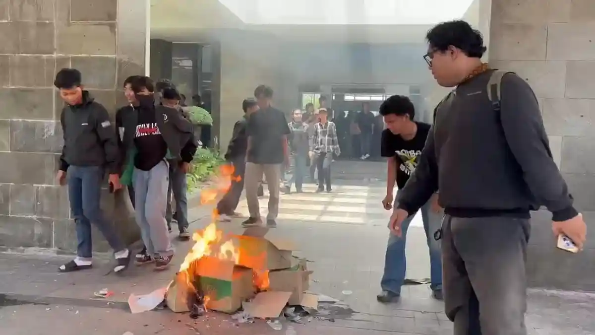 Demo Mahasiswa UINSA Ricuh, Gedung Rektorat Diduduki Massa