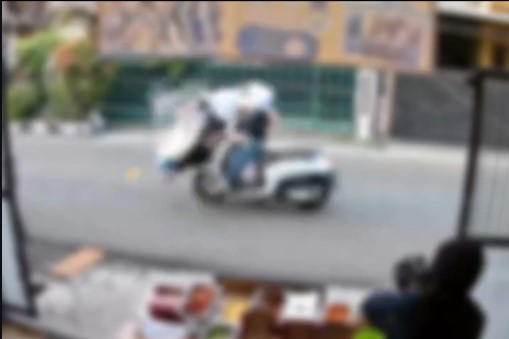 Video Viral Siswi SMA Tabrak Mbak Jamu di Bandung, Dagangan Hancur Berantakan