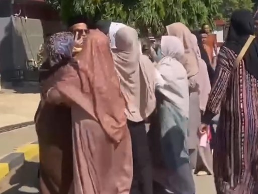 Bentrokan Pecah di Ponpes Darul Istiqomah Maros, Emak-emak Ortu Santri Saling Dorong hingga Polisi Turun Tangan