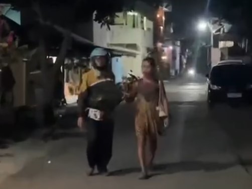 Geger! Kakek Ini Kena Amuk Waria di Pinggir Jalan, Diduga Ogah Bayar