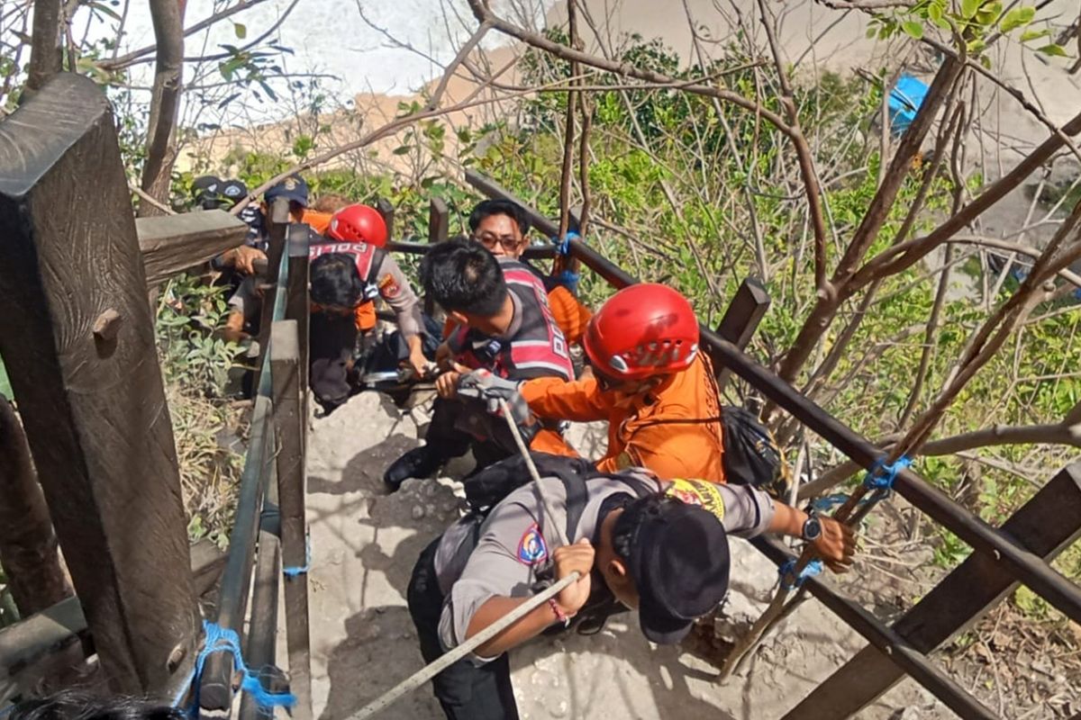 WNA Australia Tewas Jatuh dari Tebing Pantai Kelingking, Evakuasi Jenazah Berlangsung 1,5 Jam