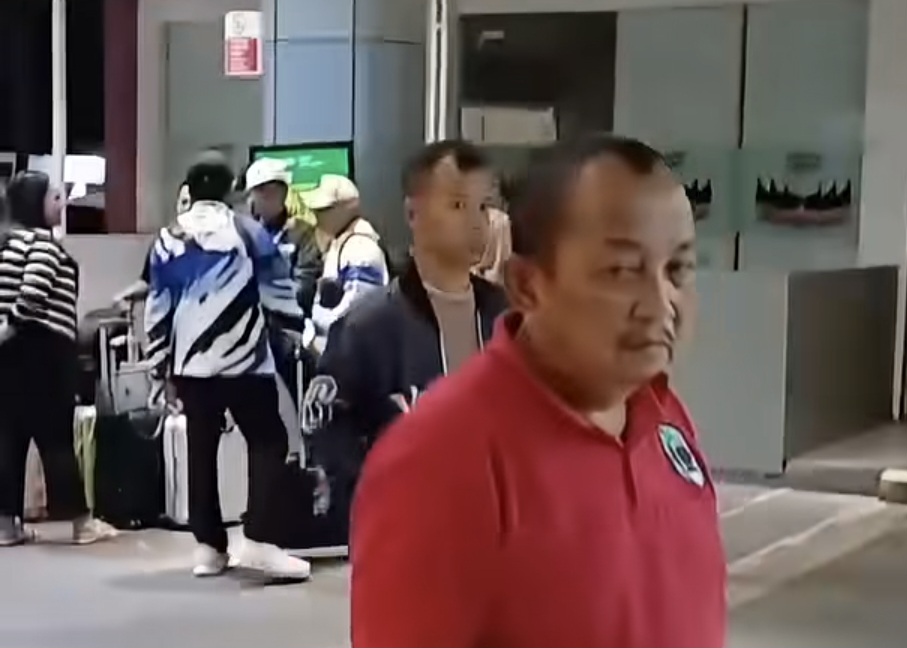 Viral Diduga Aksi Arogan Bapak-Bapak Berbaju Merah Bentak Wisatawan di Stasiun Gambir