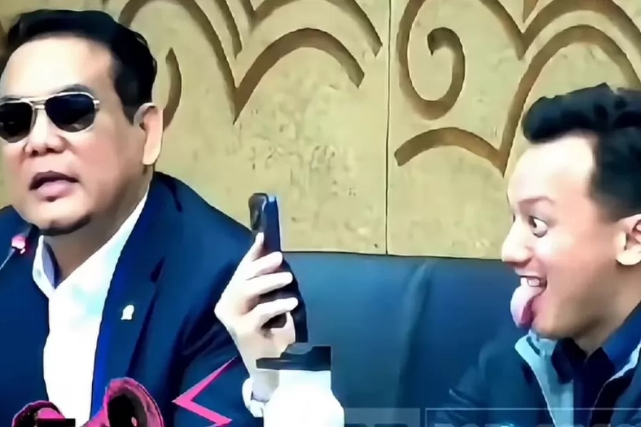 Heboh Anggota DPR Moreno Soeprapto Video Call Saat Rapat, Sempat Melet ke Kamera