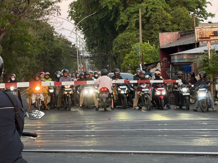Nekat Terobos Palang Kereta di Jagir Surabaya, Pemotor Hoodie Pink Ini Malah Berakhir Jadi Pusat Perhatian