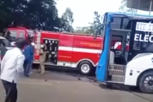 Damkar Diduga Hilang Konsentrasi, Tabrak Truk hingga Picu Kecelakaan Beruntun 6 Kendaraan di Jaktim