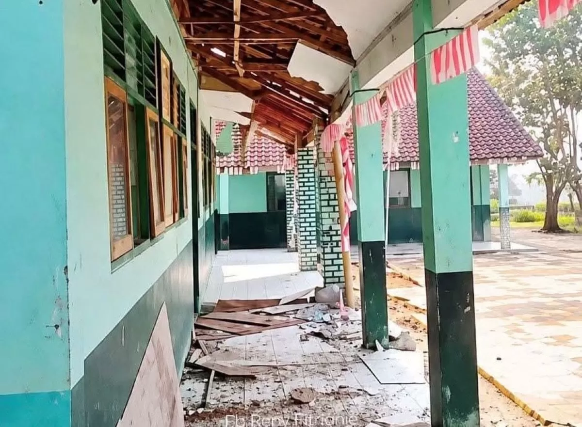 Dua Ruang Kelas MI Tegalkoneng Bandung Barat Ambruk Akibat Hujan Deras dan Pergerakan Tanah