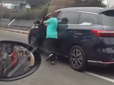 Minta Ganti Rugi Usai Ditabrak, Sopir Taksi Hijau Malah Terseret Mobil Taksi Online yang Kabur Tol
