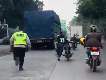 Aksi Kejar-kejaran Polantas dan Pelanggar Lalu Lintas di Palembang Viral, Fisik Polisi Jadi Sorotan Netizen