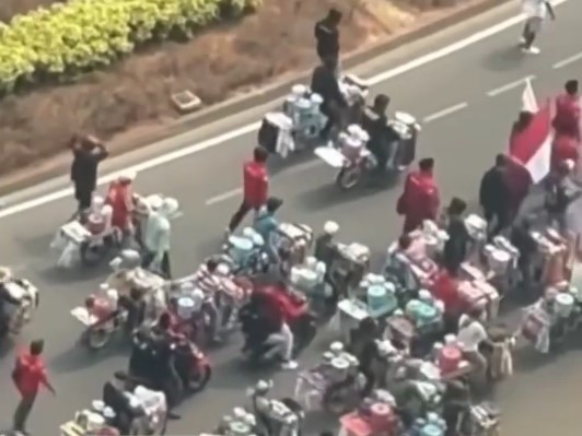 Gegara Dilarang Jualan, Pasukan 'Starling' Gelar Aksi Demonstrasi di Summarecon Serpong