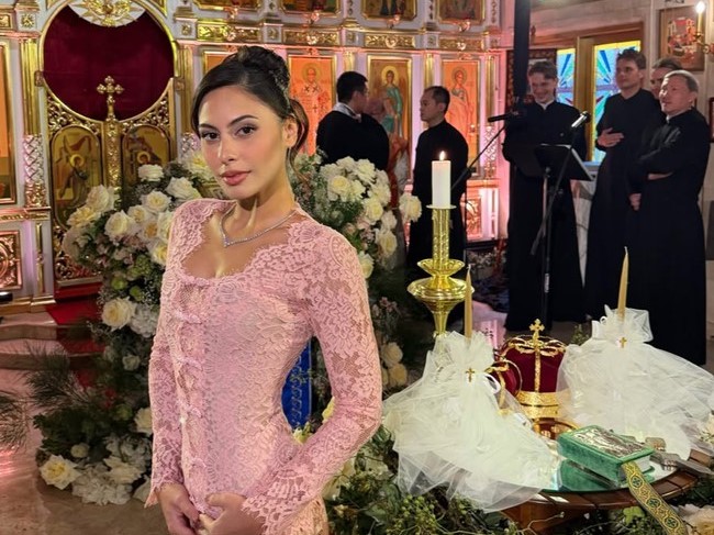 Tampil Anggun Berkebaya Pink, Gaya Valerie Thomas di Pernikahan Axel