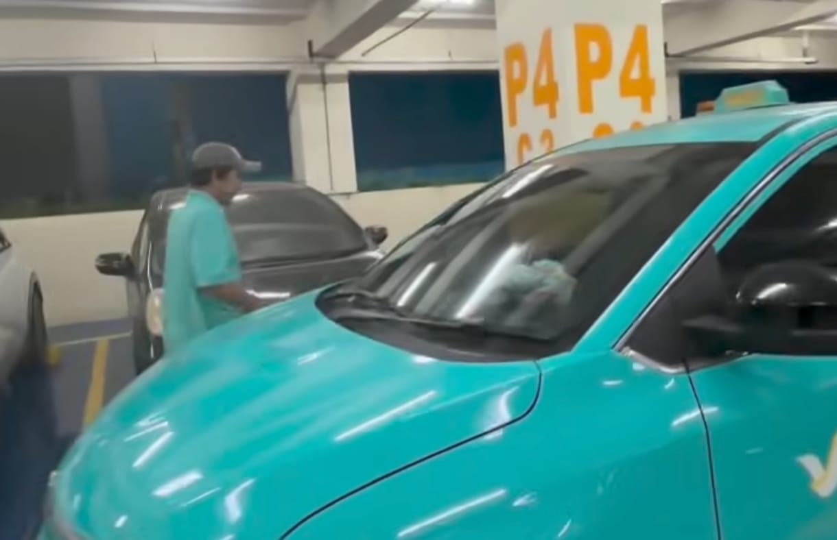 Lagi-Lagi Buat Ulah, Taksi Online Ini Disebut Parkir Sembarang dan Menghalami Mobil Lain