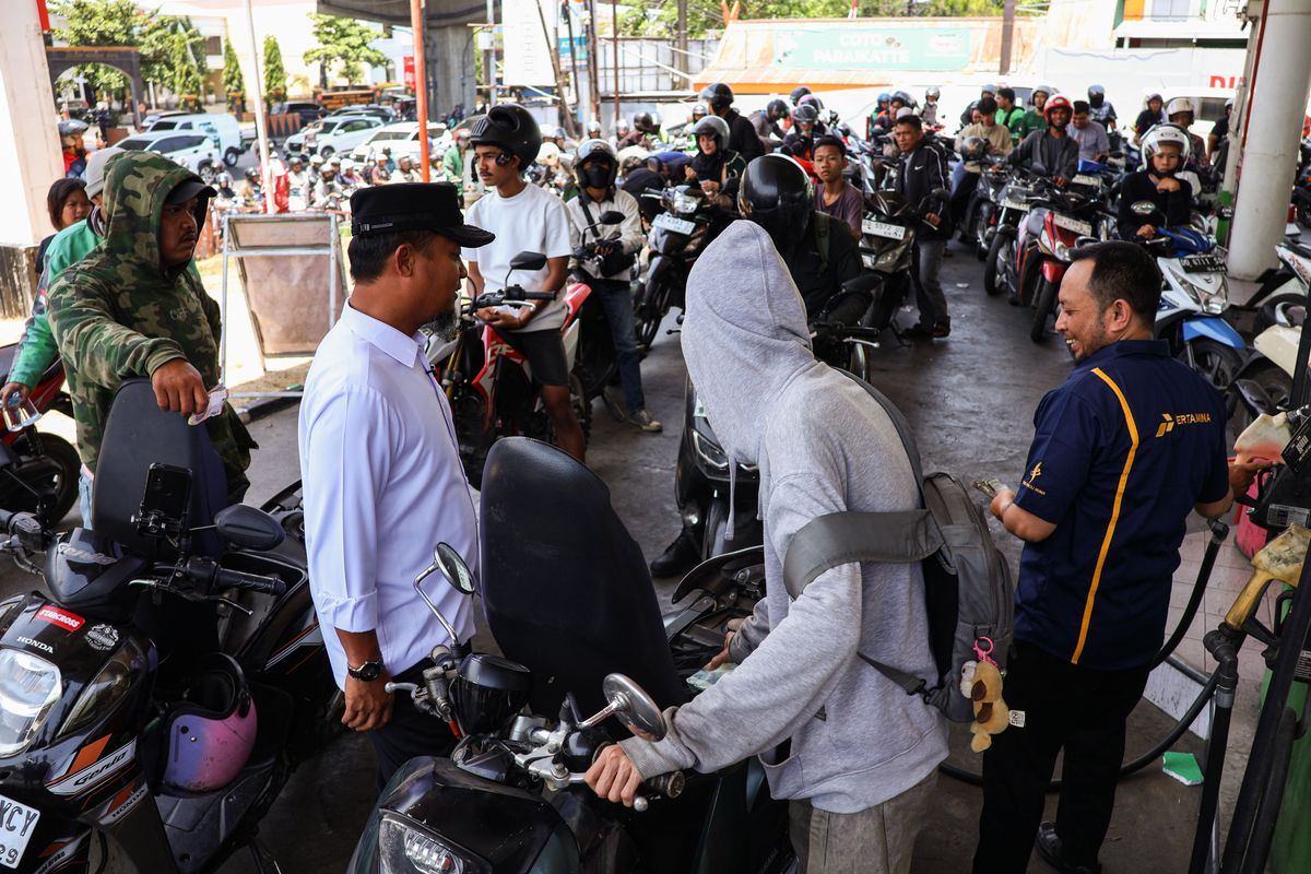 Berhari-hari Layani Antrean BBM di Makassar, Petugas SPBU Sampai Terserang Tipes