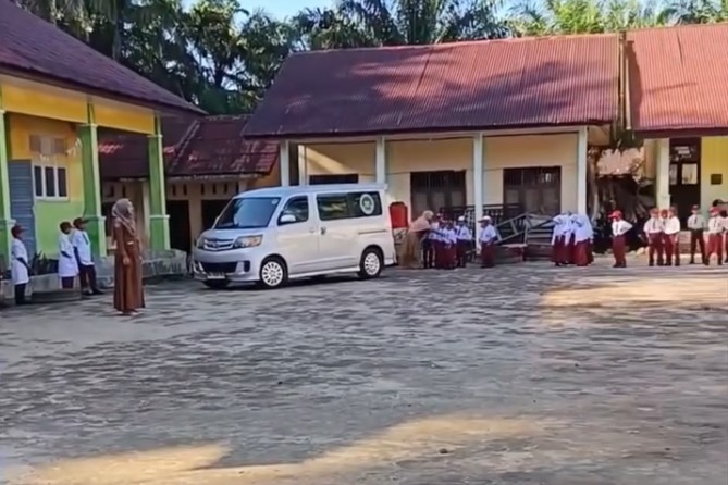 Mobil MBG 'Nyelonong' Masuk Lapangan Saat Upacara Bendera di Subulussalam Aceh