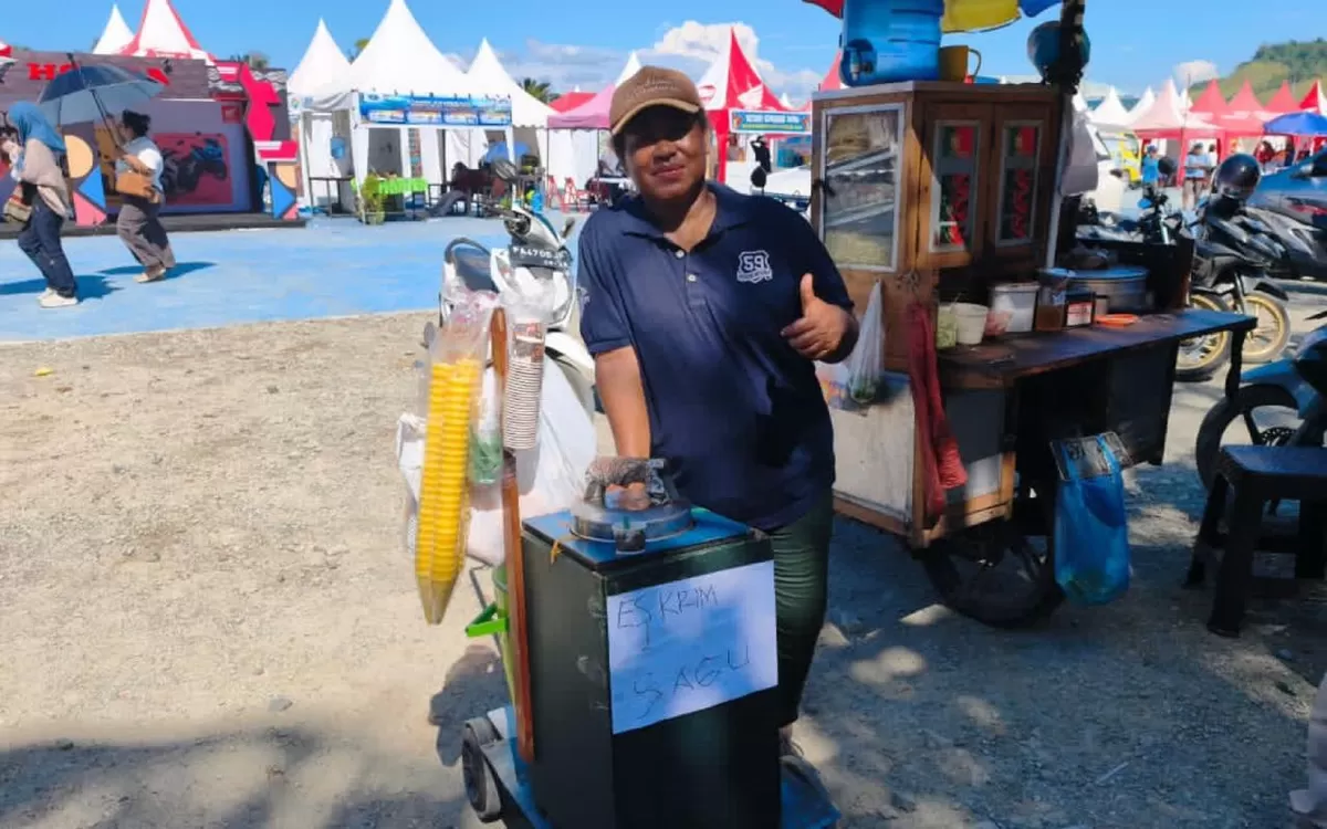 Tak Gengsi Dorong Gerobak, ASN Ini Raup Rp8 Juta Sehari dari Es Krim Sagu Papua