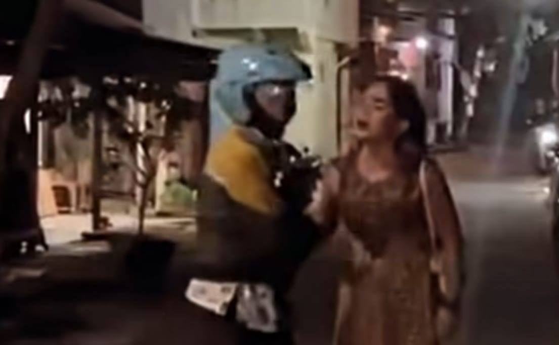 Viral! Diduga Terlibat Cekcok Soal Pembayaran, Waria dan Tukang Ojek Terlibat Adu Mulut di Jalan