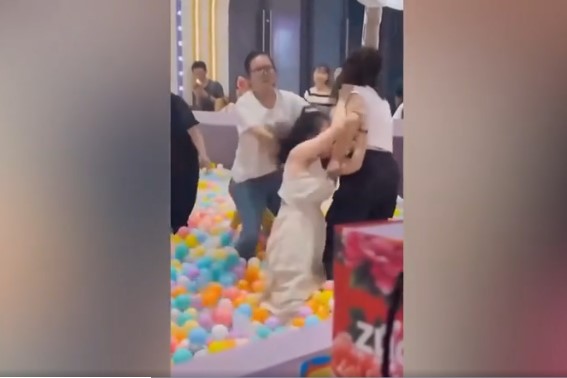 Duel Emak-Emak di Playground Mal Bikin Anak Nangis Histeris, Gara-Gara Senggolan