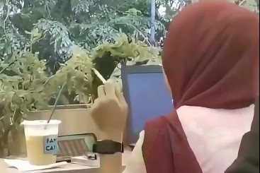 Geger! Cewek Berjilbab Terciduk Asyik Mer*k*k Sambil Main Sl*t di Kafe