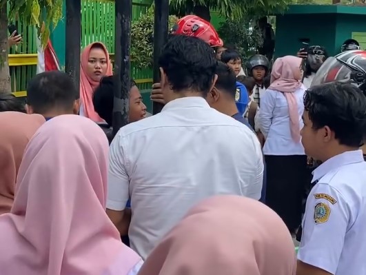 Niat Tunggu Jemputan Malah Apes, Kepala Bocah SD di Tulungagung Terjepit Besi Tiang Basket