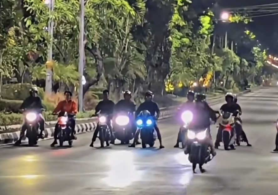 Nekat Terobos Lampu Merah, Aksinya Bikin Netizen Berkomentar: Sesuai Harapan Kita Semua