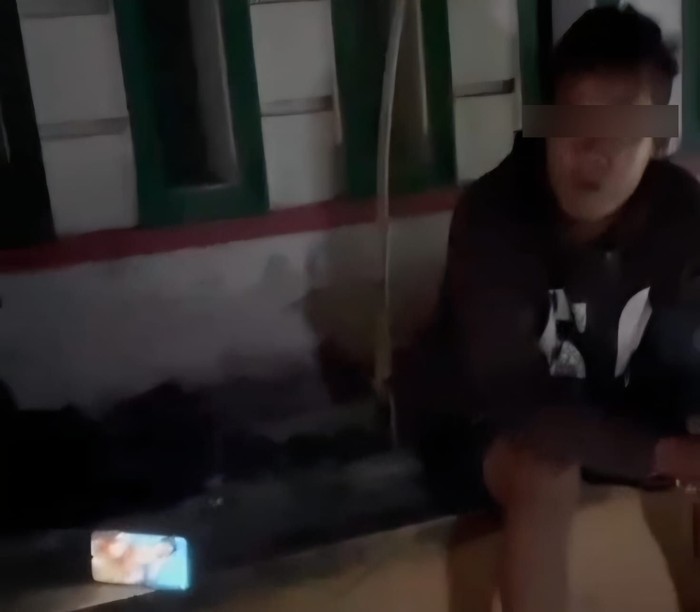 Heboh! Pemuda di Jombang Pamer Putar Video Porno di Pinggir Jalan Ternyata ODGJ