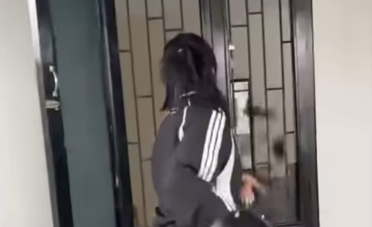 Viral! Gadis Datangi Rumah Diduga Tempat Ayahnya Berdua dengan Wanita Lain