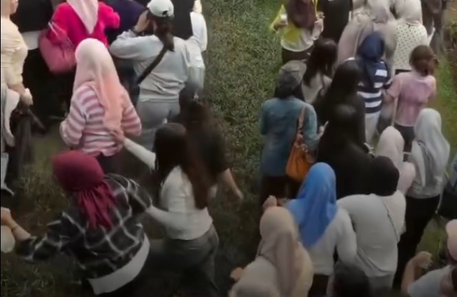 Konser Gratis Kahitna di Hutan Kota GBK Membludak: Penonton Terinjak hingga Area Hijau Rusak