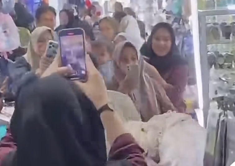Wanita Berkerudung Kepergok Warga, Diduga Curi Barang di Mall Mandonga Kendari
