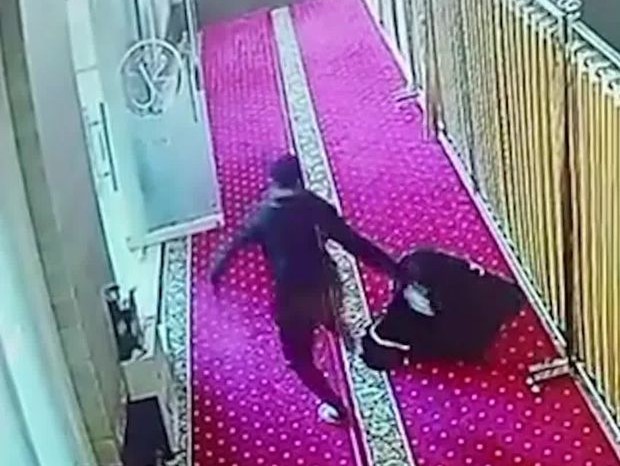 Lagi Khusyuk Salat Zuhur, Tas Mahasiswi di Masjid Makassar Digondol Maling! Laptop-HP Raib Rp10 Juta