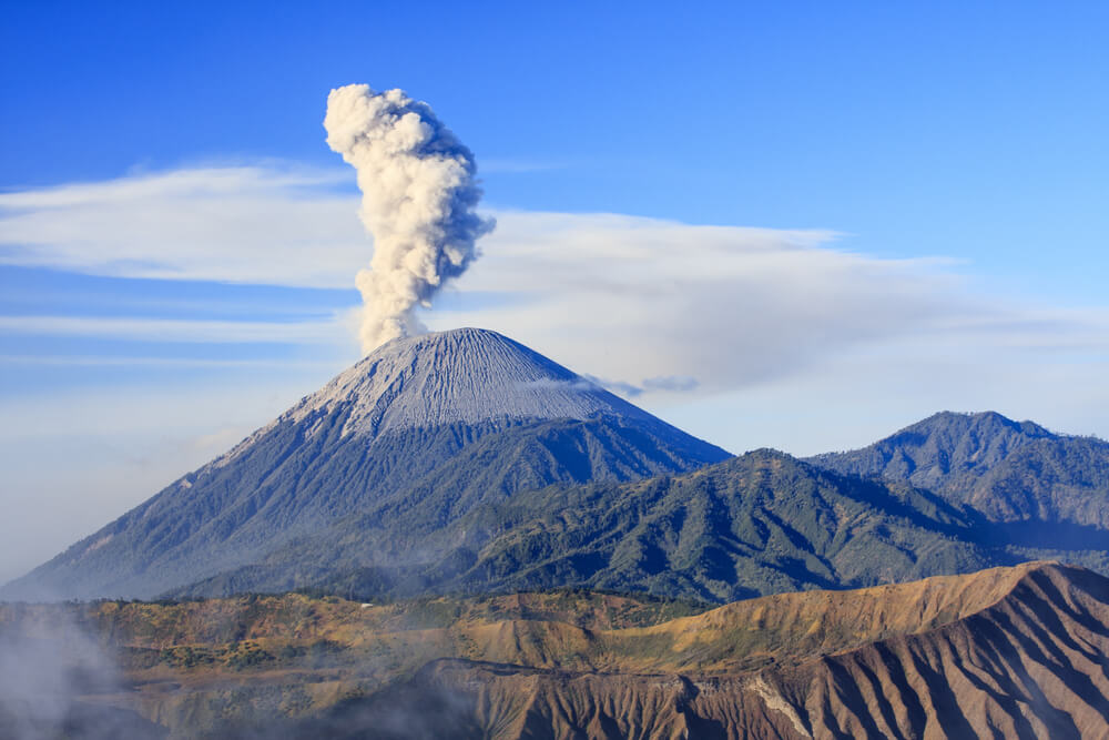 Gunung Semeru Kembali Erupsi, Abu Vulkanik Membubung 1.000 Meter