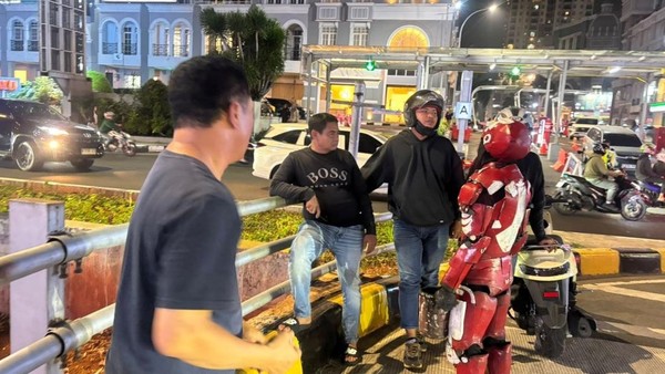 Viral! Pria Berkostum Iron Man Lerai Cekcok Sopir Taksi di Kelapa Gading