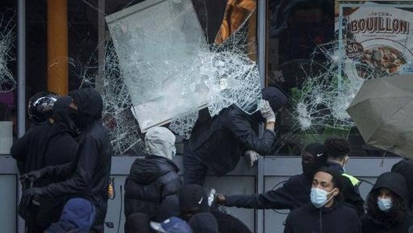 Demo Ricuh di Paris, Kemlu Pastikan Belum Ada WNI yang Terlibat