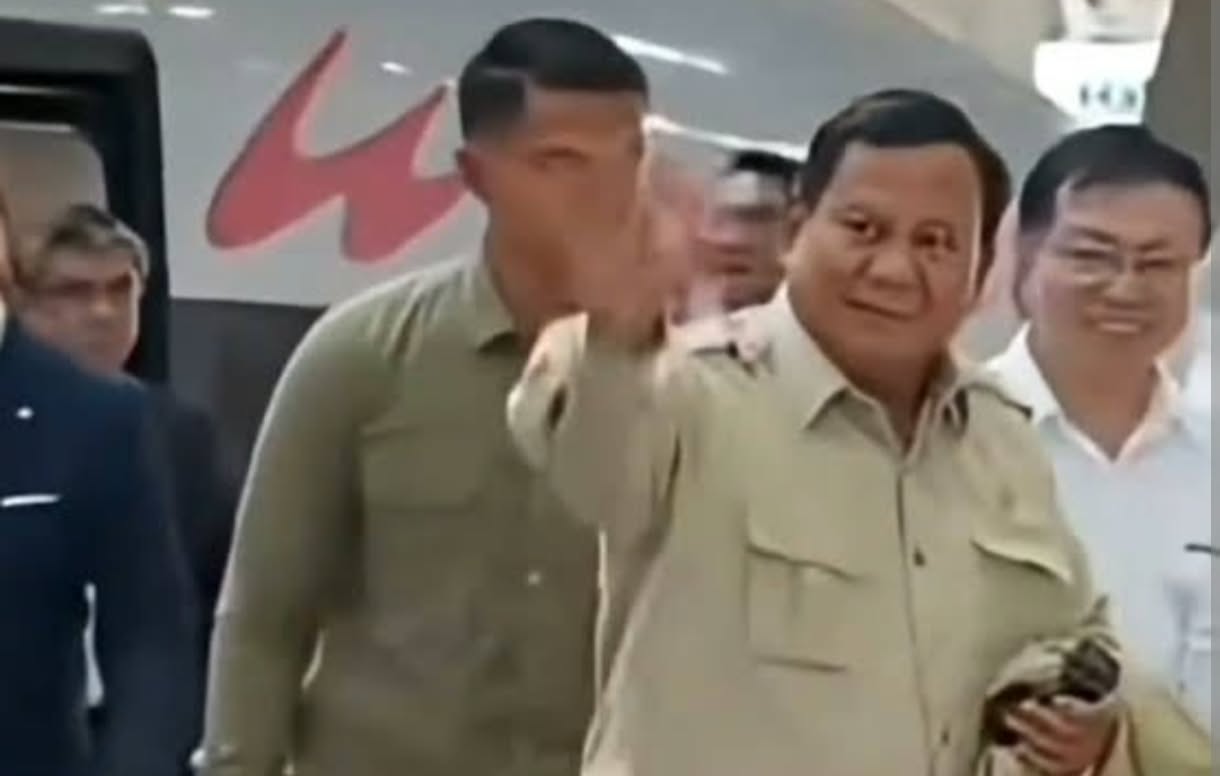 Viral! Presiden Prabowo Tiba di Stasiun Whoosh Padalarang, Warga Diduga Cuek