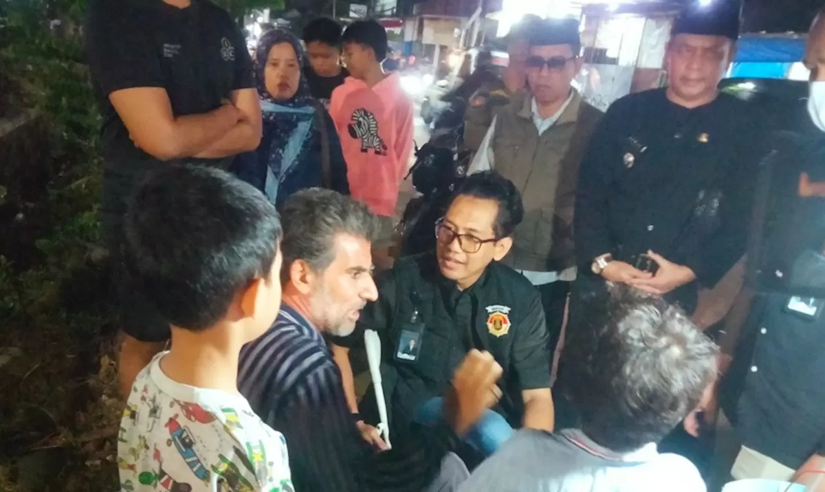WNA Buka Lapak di Pinggir Jalan Depok, Alasan Dagang Bikin Petugas Turun Tangan
