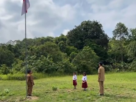Hanya Punya 2 Murid! Kisah Haru Guru Honorer Mengajar di Pelosok Kaltara Ini Bikin Warganet Meleleh