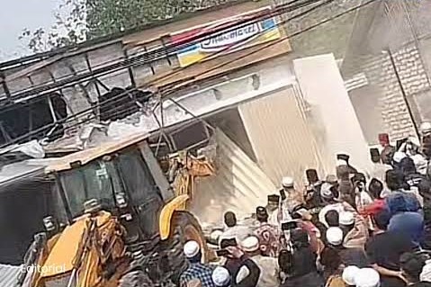 Gerai Indomaret di Pamekasan Dibongkar Massa Pakai Alat Berat, Warga Sebelumnya Tolak Keberadaan Toko