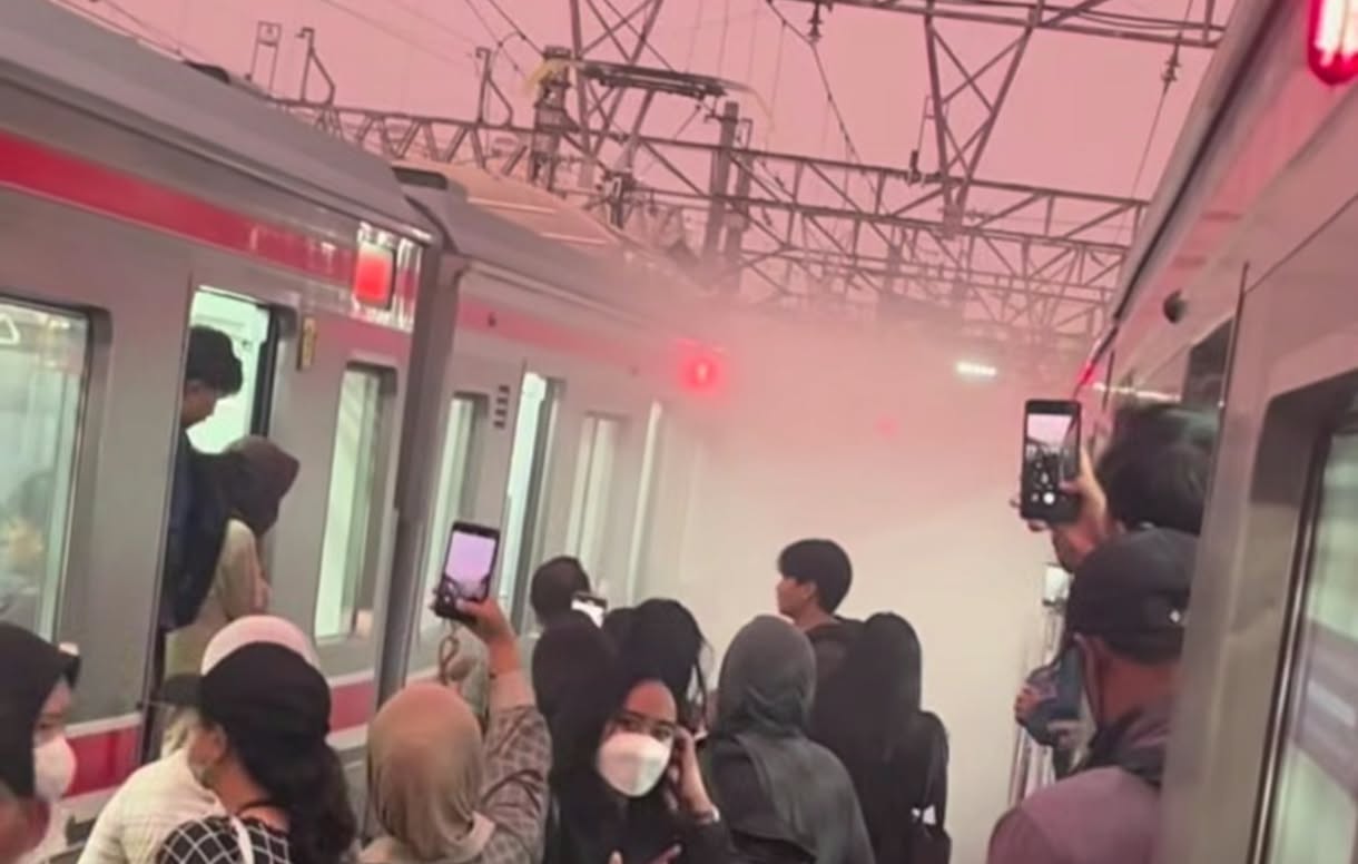 KRL di Stasiun Jakarta Kota Keluarkan Asap dan Percikan Api, Penumpang Panik Dengar Ledakan