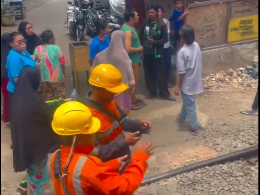 KRL Diduga Tabrak Ibu-Ibu di Jalur Palmerah-Tanah Abang